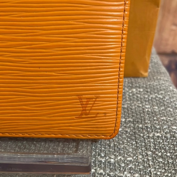 Louis Vuitton creamsicle orange epi leather conpact bifold wallet, like new - Picture 2 of 9